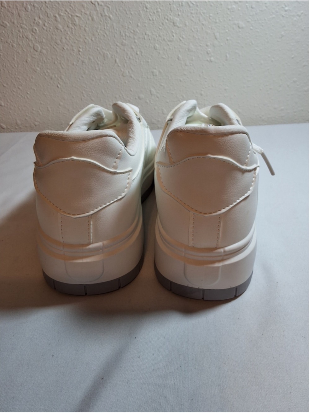 NWT Women's PrettyLittleThing White Sneakers Size 6 - Picture 3 of 6